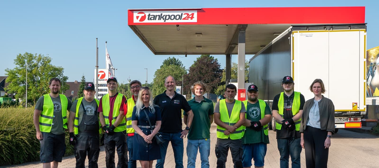 Gruppenbild vor tankpool24 Tankstelle