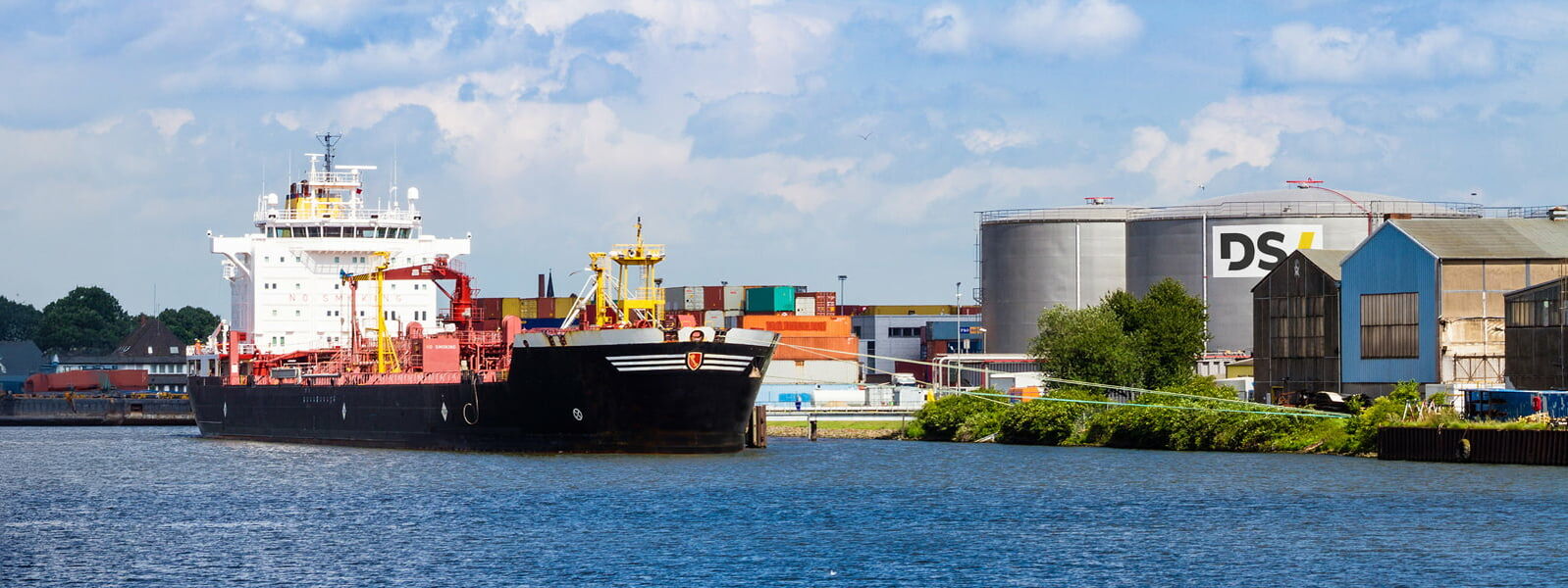 Blick auf den Anleger von WESER-PETROL am Kalihafen