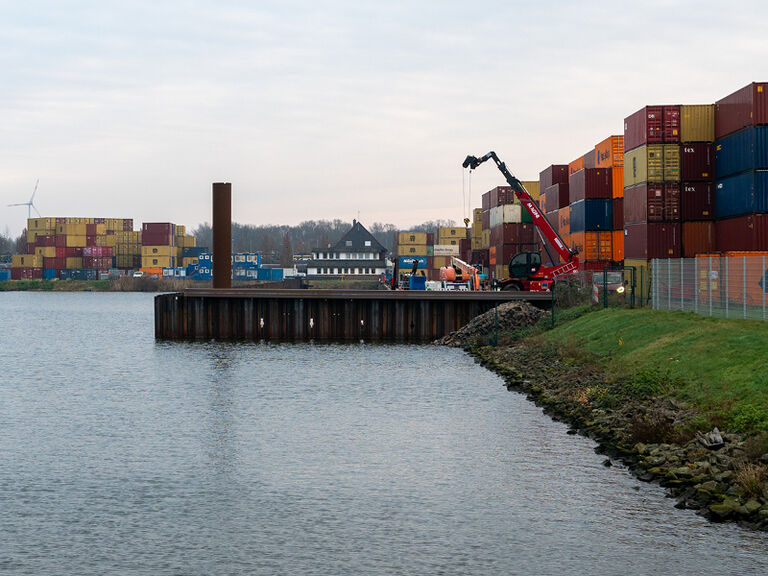 Schwerlastkaje Industriehäfen Bremen